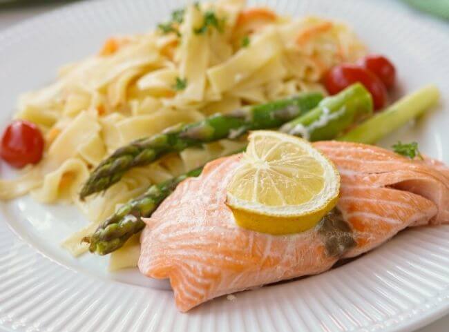 Lachs mit Spargel aus dem Ofen Lachs mit Spargel aus dem Ofen