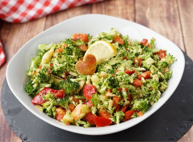 Brokkoli Salat mit Apfel und Pinienkernen Brokkoli Salat mit Apfel und Pinienkernen