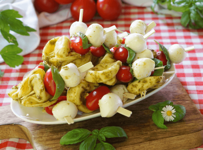 Fingerfood auf italienisch: Tortellini mit Tomate & Mozzarella Fingerfood auf italienisch: Tortellini mit Tomate & Mozzarella