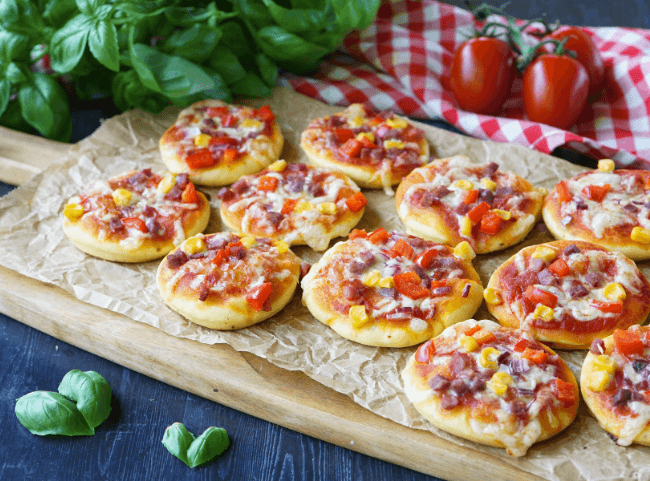 Pizza mit Quark-Öl-Teig Pizza mit Quark-Öl-Teig