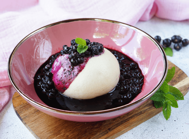 Hefekl&ouml;&szlig;e mit Heidelbeeren
