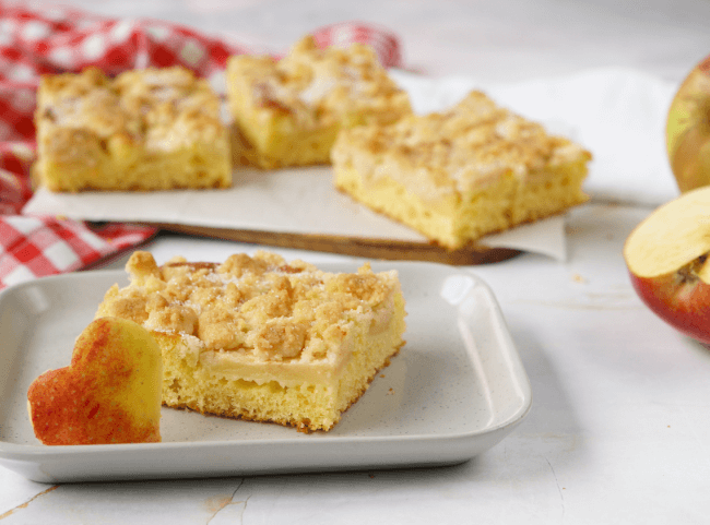 Apfelkuchen vom Blech mit Streuseln Apfelkuchen vom Blech mit Streuseln