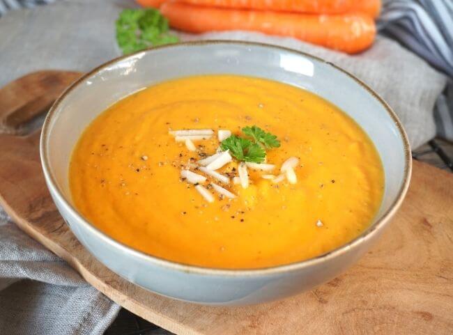 S&uuml;&szlig;kartoffelsuppe mit M&ouml;hren