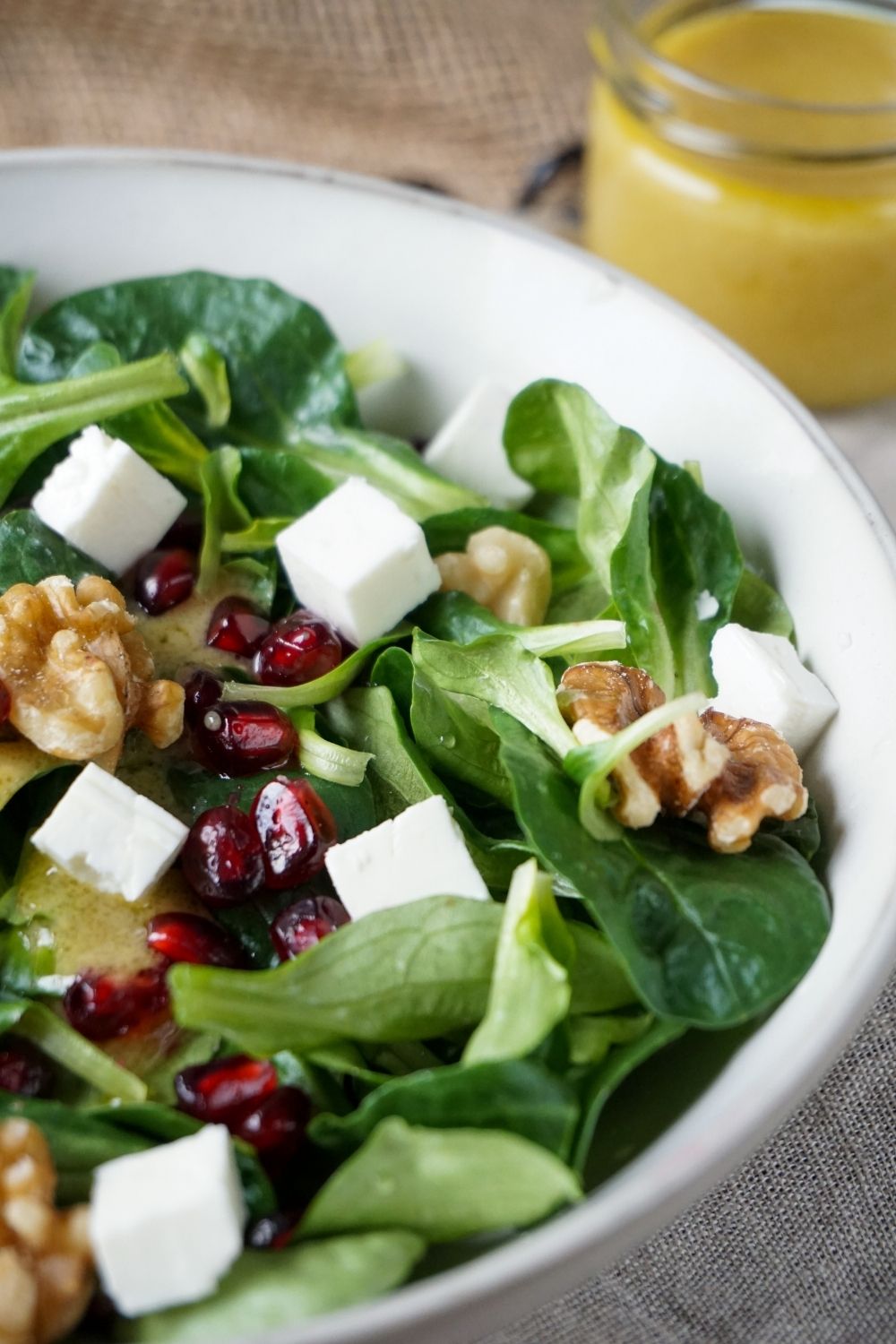 Feldsalat mit Granatapfel & Walnüssen – schnelles Rezept Feldsalat mit Granatapfel & Walnüssen – schnelles Rezept
