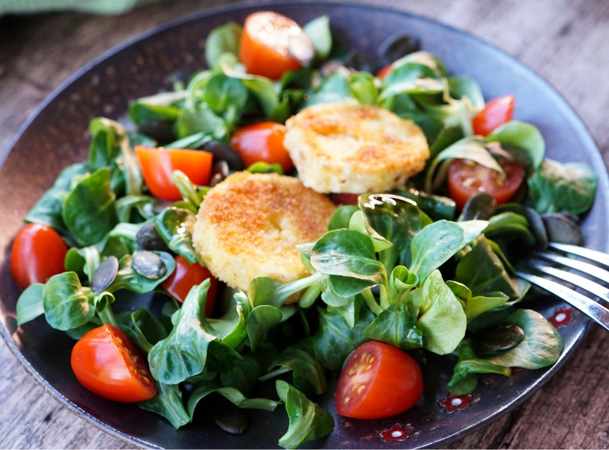 Feldsalat mit gebratenem Ziegenkäse und gerösteten Kürbiskernen