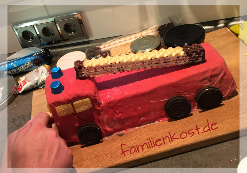 Feuerwehrauto-Kuchen zum Kindergeburtstag backen Feuerwehrauto-Kuchen zum Kindergeburtstag backen