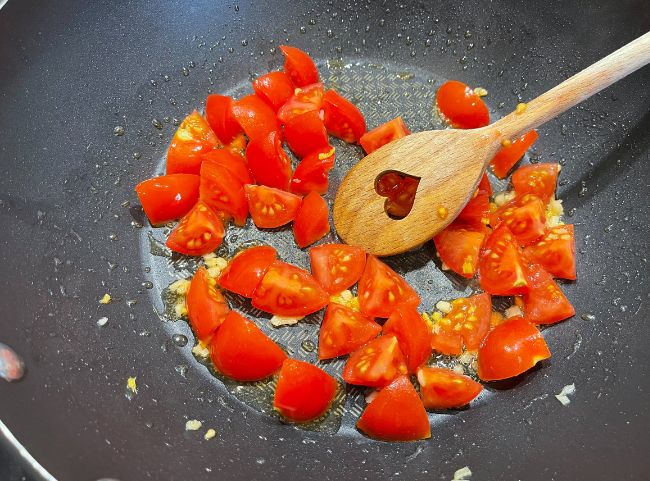 Fischcurry Tomaten anbraten Fischcurry Tomaten anbraten