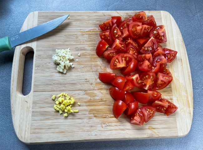 Fischcurry Tomaten Ingwer schneiden Fischcurry Tomaten Ingwer schneiden