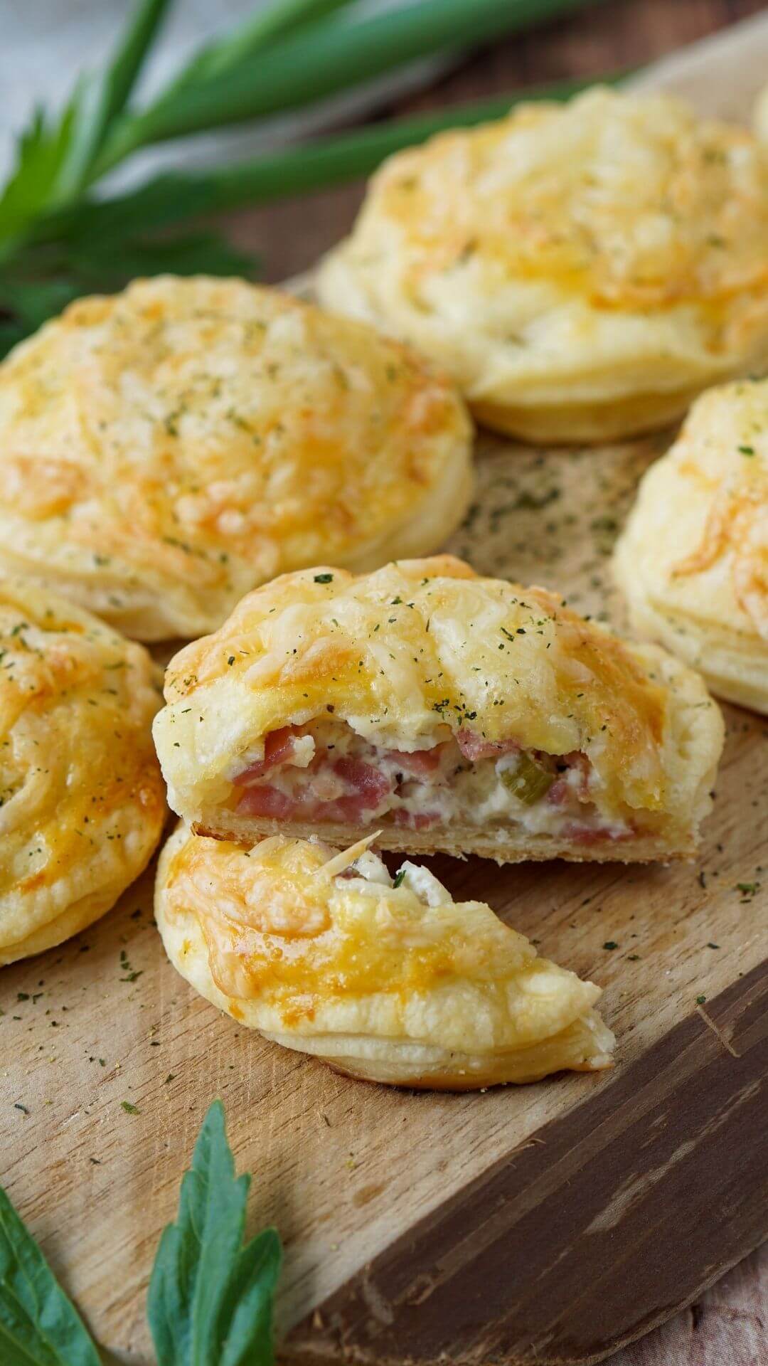 Flammkuchen-Taschen aus Blätterteig Flammkuchen-Taschen aus Blätterteig