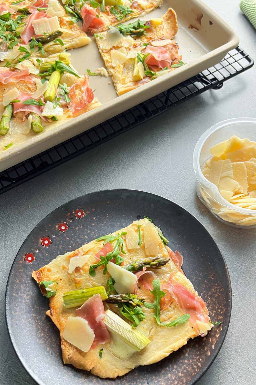 Flammkuchen mit Spargel Flammkuchen mit Spargel