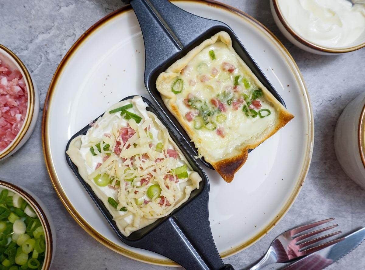 Flammkuchen Raclette: Der Knusper-Hit fürs Pfännchen!