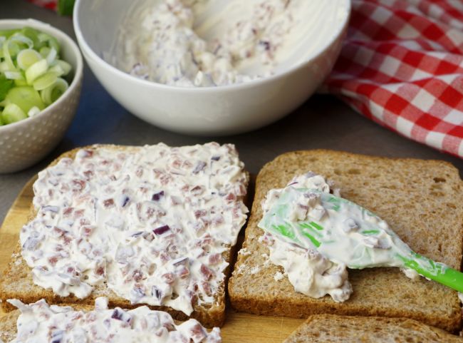 Flammkuchen Toast bestreichen Flammkuchen Toast bestreichen