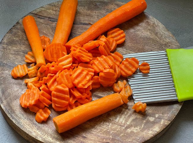 Frühlingssuppe Möhren schneiden Frühlingssuppe Möhren schneiden