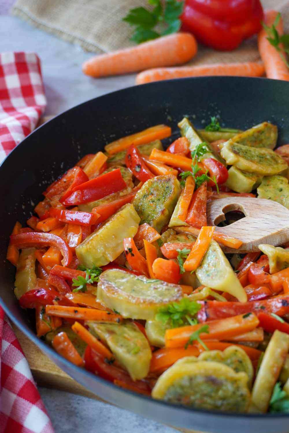 Gebratene Maultaschen mit Gemüse Gebratene Maultaschen mit Gemüse