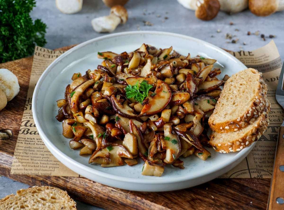 Gebratene Pilze mit Speck und Zwiebeln