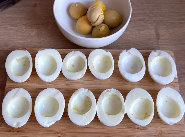 Eier halbieren, Eigelb entfernen Eier halbieren, Eigelb entfernen