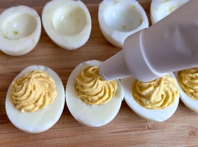 Eier mit Spritzbeutel füllen Eier mit Spritzbeutel füllen
