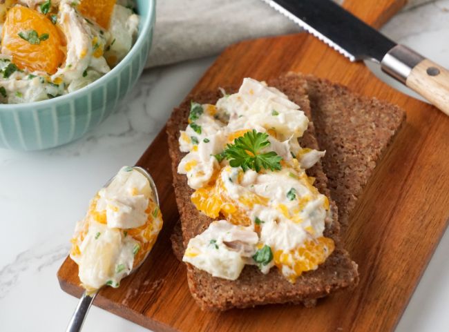 Gefl&uuml;gelsalat mit Ananas und Mayonnaise