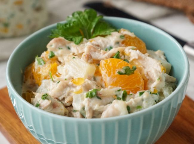 Gefl&uuml;gelsalat mit Ananas und Mayonnaise