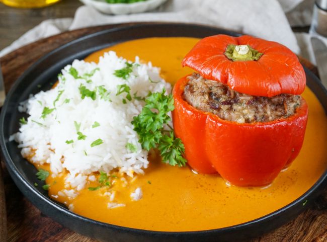 Gef&uuml;llte Paprikaschoten Hackfleisch Reis Tomatensosse
