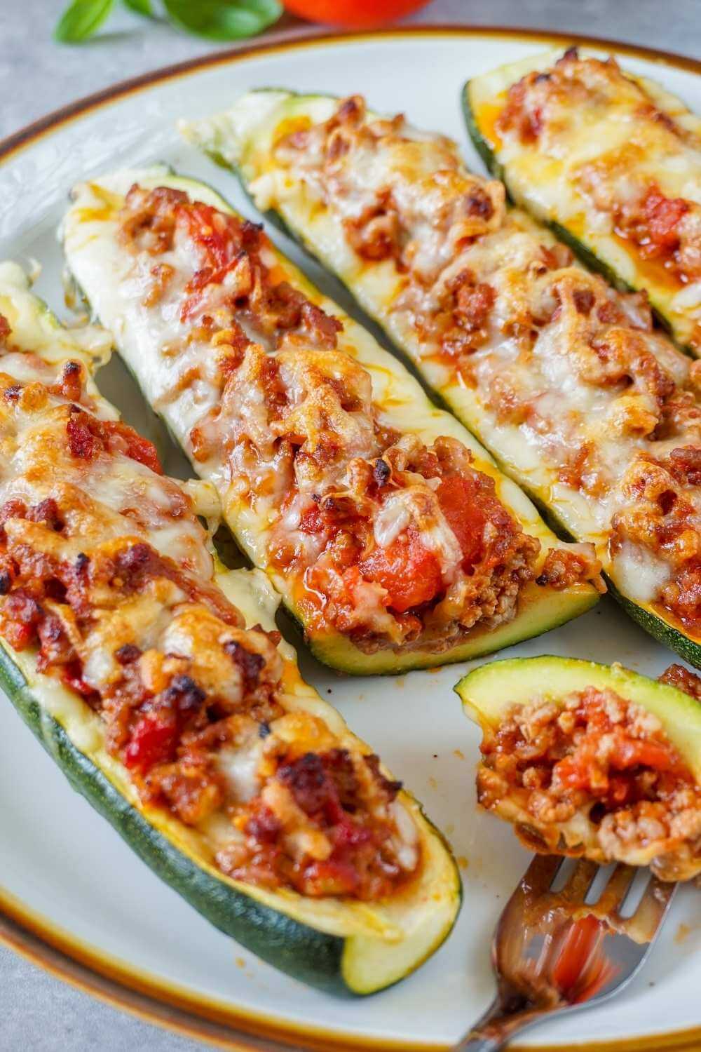 Gefüllte Zucchini mit Hackfleisch – so lecker & beliebt