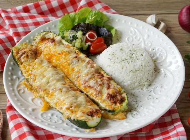 gefüllte Zucchini mit Hackfleisch gefüllte Zucchini mit Hackfleisch