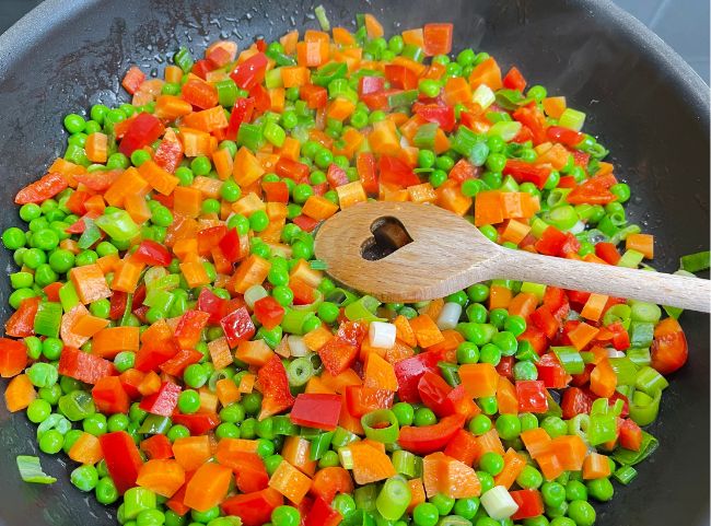 Möhre, Lauch, Erbsen, Paprika anbraten Möhre, Lauch, Erbsen, Paprika anbraten