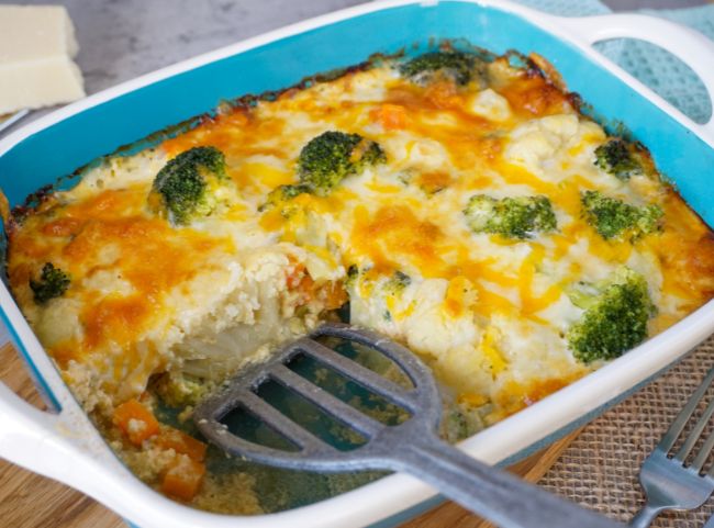 Gem&uuml;seauflauf mit K&auml;se &uuml;berbacken
