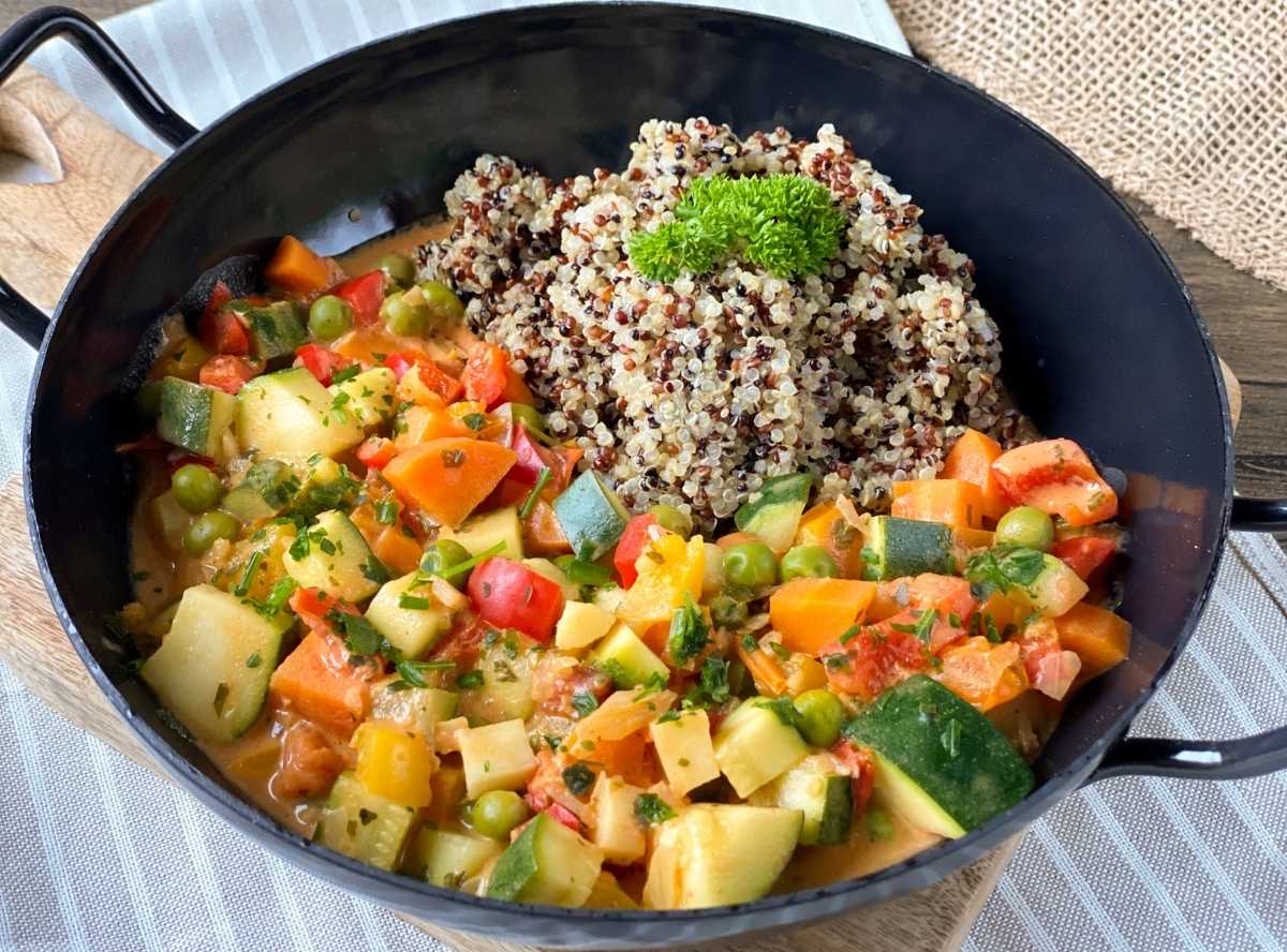 Gemüse-Gulasch mit Quinoa