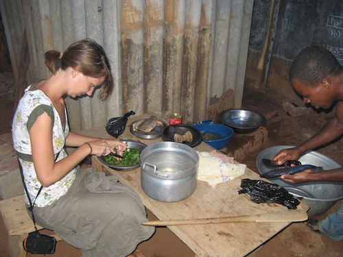 Okra schneiden für die Suppe Okra schneiden für die Suppe