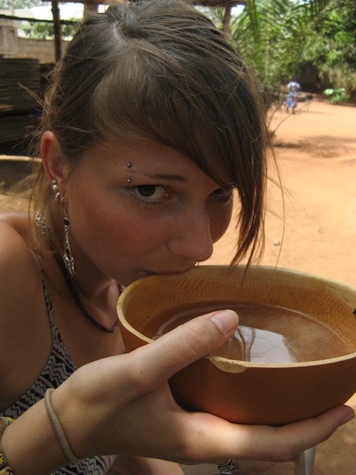 Bizab trinken aus Schale Bizab trinken aus Schale