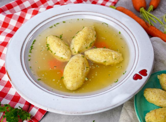 Omas Grießklößchensuppe Omas Grießklößchensuppe