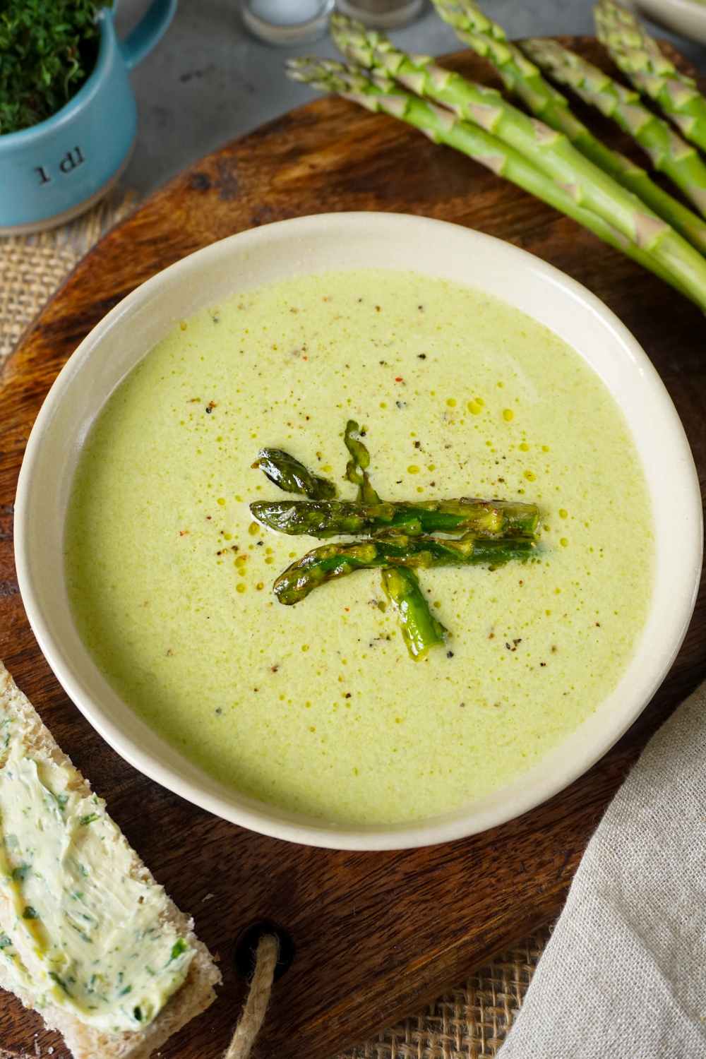 Grüne Spargelsuppe, die nach Frühling schmeckt Grüne Spargelsuppe, die nach Frühling schmeckt
