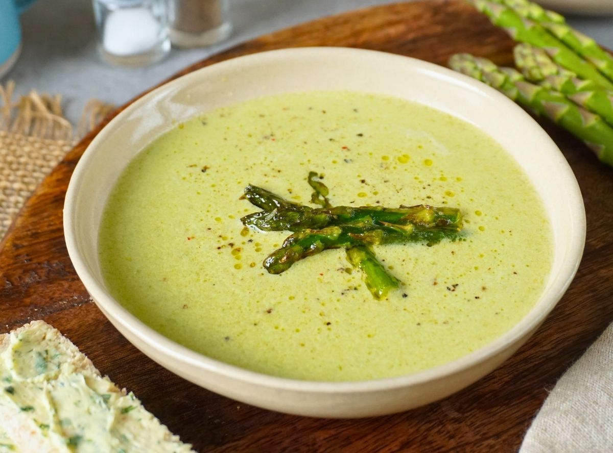 Grüne Spargelsuppe, die nach Frühling schmeckt