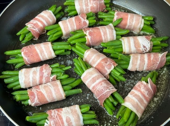 Gr&uuml;ne Bohnen im Speckmantel - braten