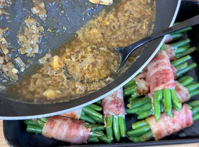 Gr&uuml;ne Bohnen im Speckmantel - Vinaigrette &uuml;ber den Speckbohnen verteilen