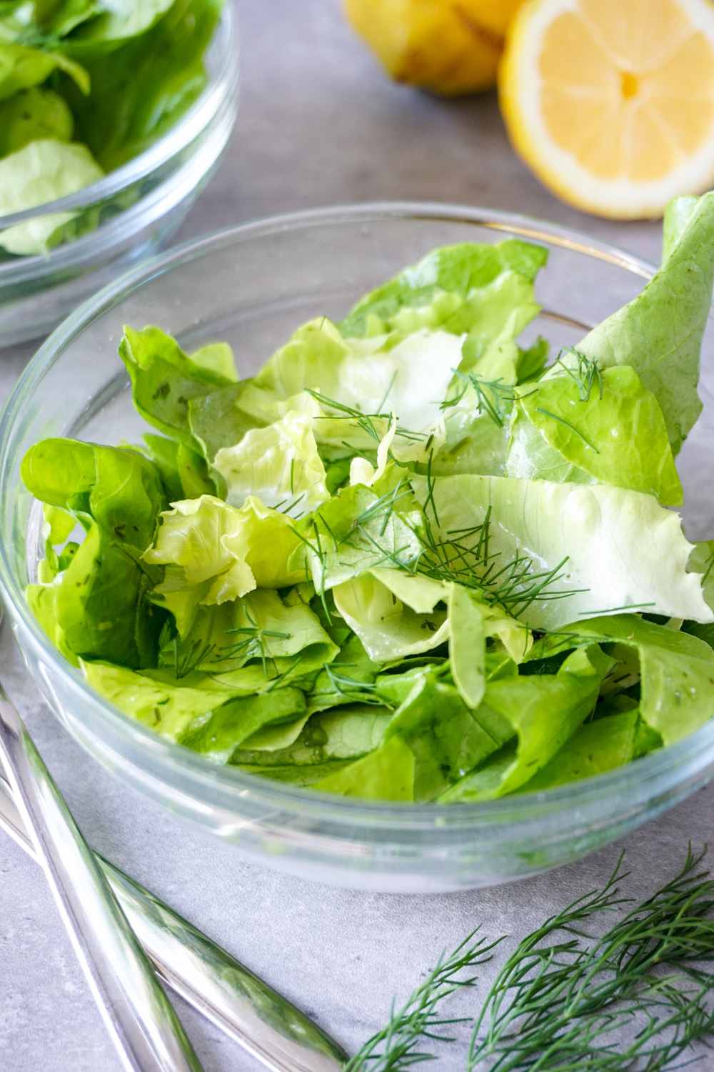 Grüner Salat mit einfachem Dressing