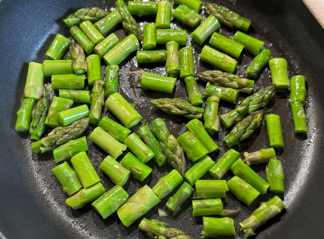 Grüner Spargel anbraten Grüner Spargel anbraten
