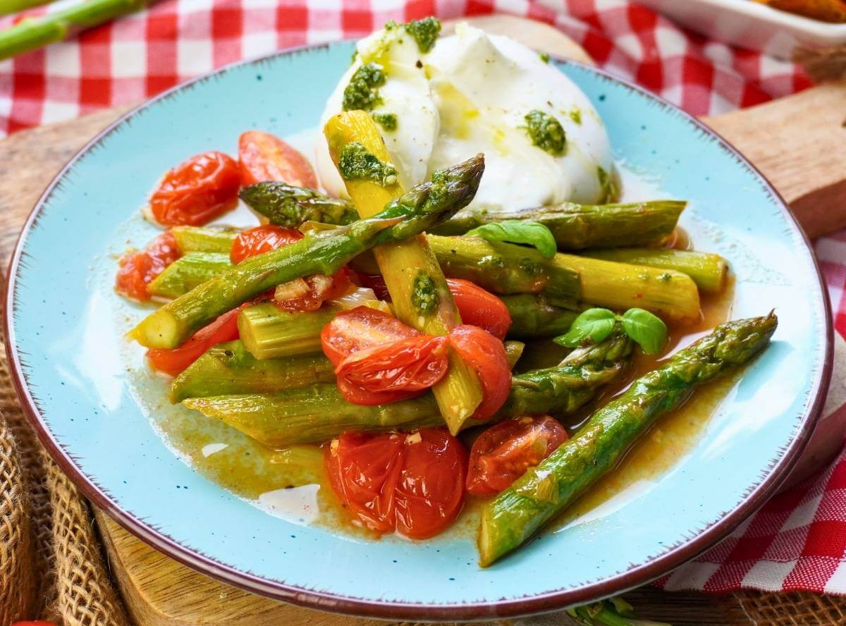 Grüner Spargel mit Tomaten und Burrata