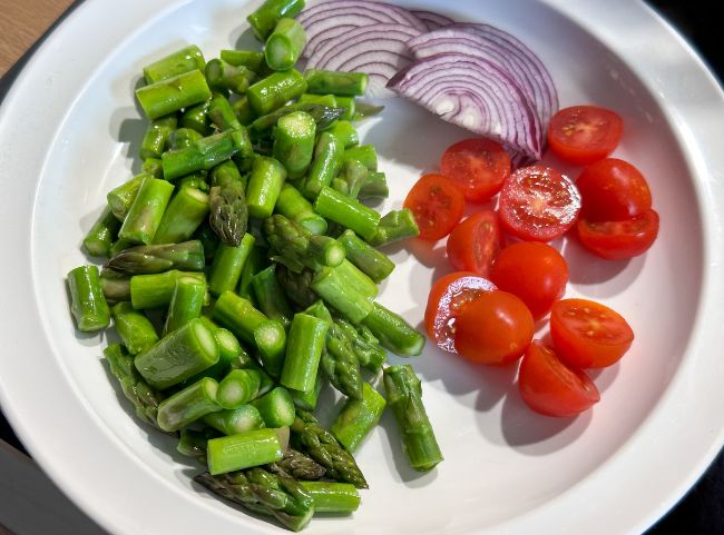 Grüner Spargel und Tomaten Grüner Spargel und Tomaten