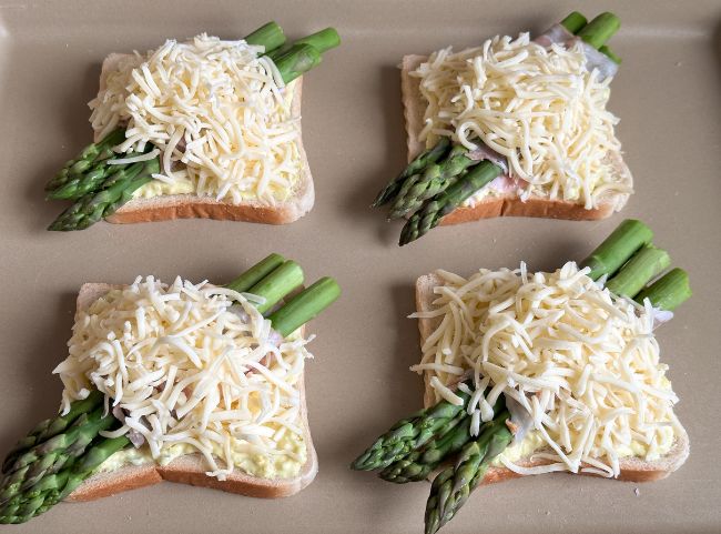 grüner Spargeltoast mit Käse überbacken grüner Spargeltoast mit Käse überbacken