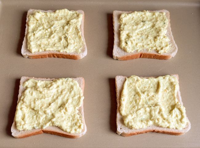 grüner Spargeltoast mit Sauce Hollandaise grüner Spargeltoast mit Sauce Hollandaise