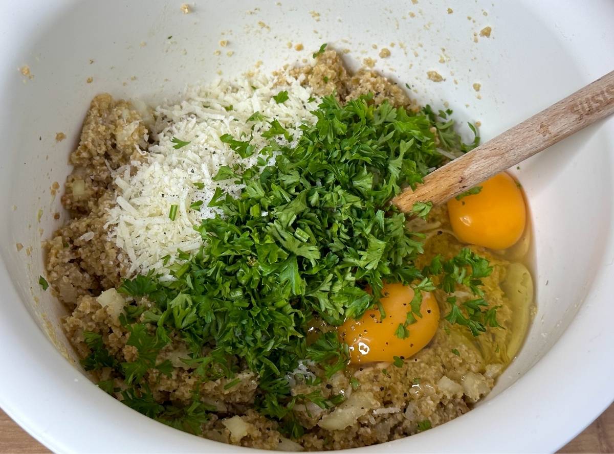 Grünkernbratlinge Teig mit Petersilie mischen Grünkernbratlinge Teig mit Petersilie mischen