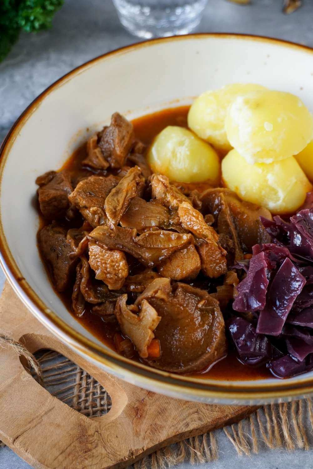 Gulasch mit Pilzen, Rotkraut und Kartoffeln