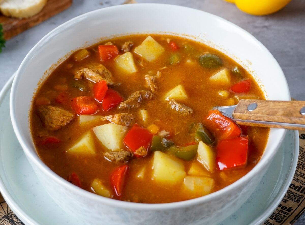 Gulaschsuppe - einfaches Rezept für Party & Familientisch