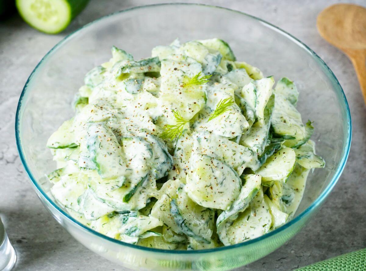 Leckerer Gurkensalat mit Joghurt Dressing