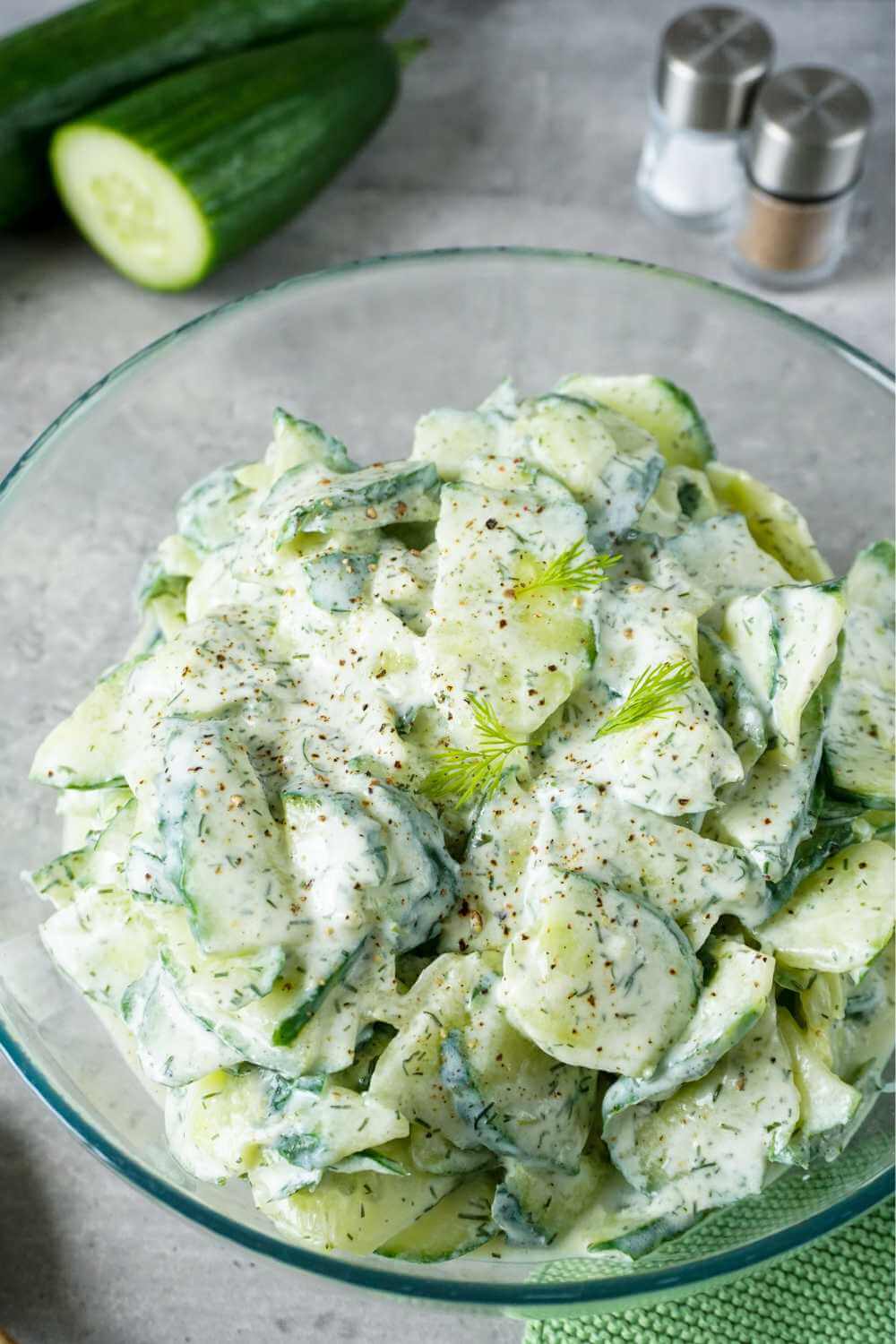Leckerer Gurkensalat mit Joghurt Dressing