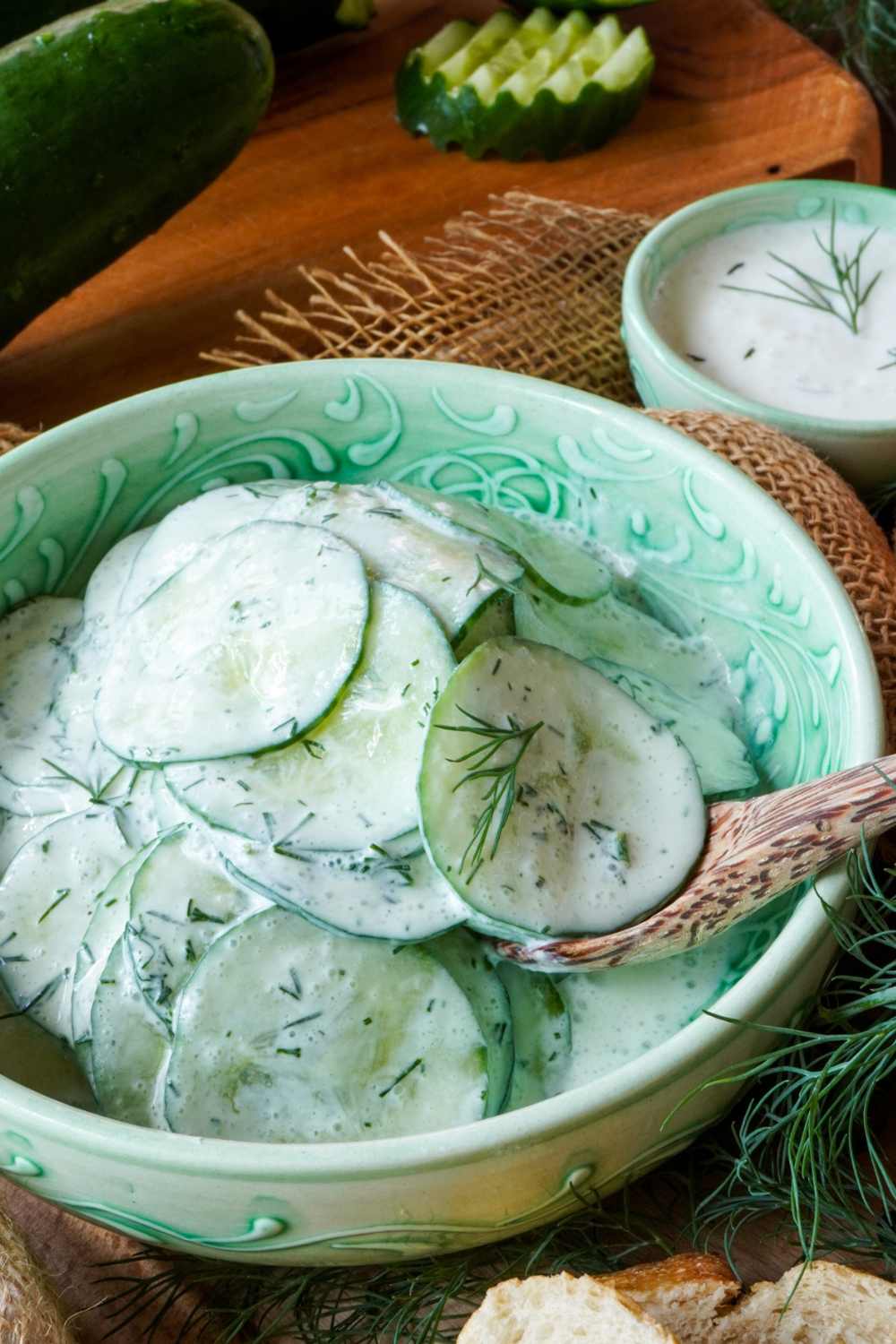 Sch&uuml;ssel Gurkensalat mit saure Sahne Dressing
