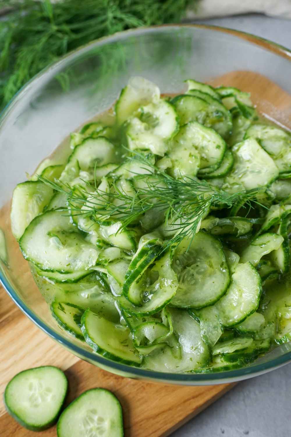 Gurkensalat – blitzschnelles Rezept mit Essig-Öl-Dressing und Dill Gurkensalat – blitzschnelles Rezept mit Essig-Öl-Dressing und Dill