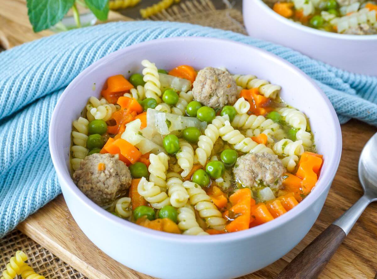 Hackbällchen-Suppe mit Nudeln Hackbällchen-Suppe mit Nudeln